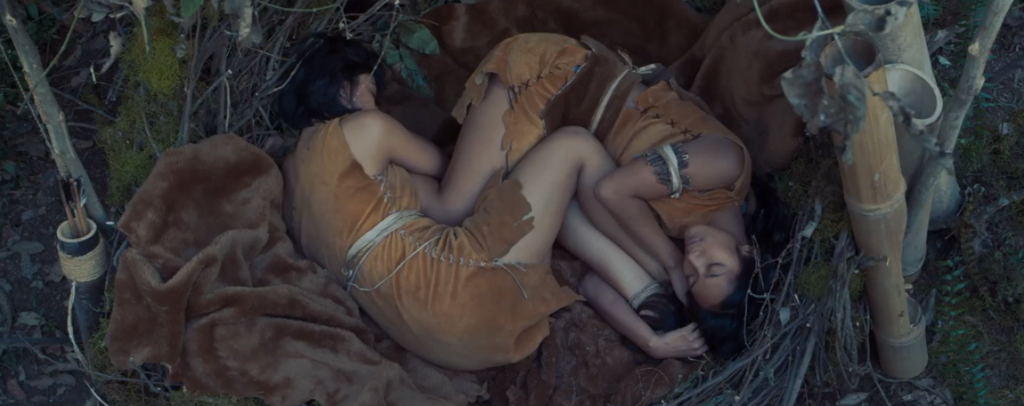 Bayangkan jika kedua perempuan ini telanjang dalam fetal position seperti ini. Homoerotika mana lagi yang kau dustakan?